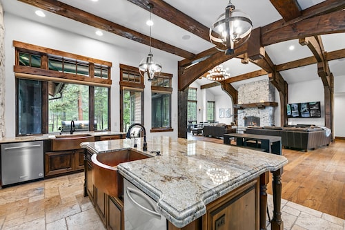 5 KINGS + Bunk Rm, 12 Person Soaking Tub, 7 Fireplaces, Game Rm, Wet Bar