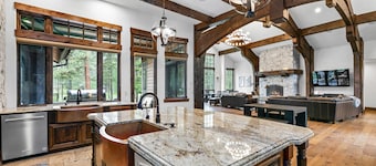 5 KINGS + Bunk Rm, 12 Person Soaking Tub, 7 Fireplaces, Game Rm, Wet Bar