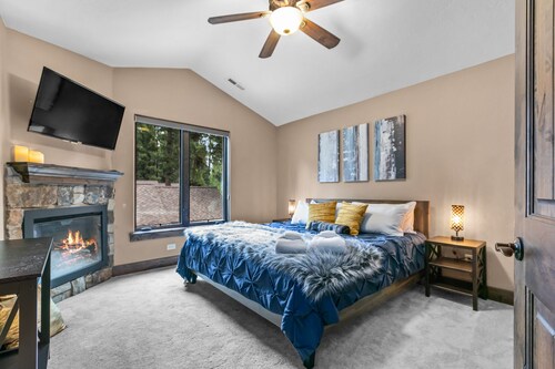 Luxury Sunriver Estate | 5 Kings + Bunk Rm | Huge Spa & Arcade | Chef's Kitchen