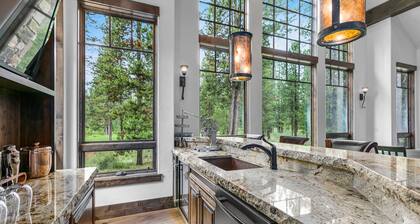 Luxury Retreat, 12 Person Soaking Tub, 7 Fireplaces, Game Rm, Wet Bar