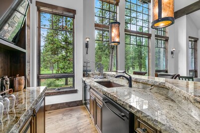 5 KINGS + Bunk Rm, 12 Person Soaking Tub, 7 Fireplaces, Game Rm, Wet Bar