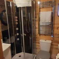 Casa de campo | Baño | Ducha, secador de pelo y toallas