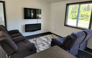 Una Smart TV, una chimenea