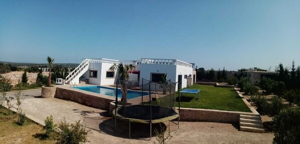 Alberca al aire libre y alberca climatizada
