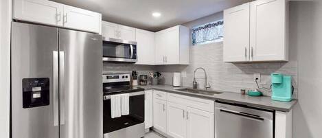 Frigorífico, microondas, horno y placa de cocina