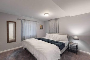 2 bedrooms, iron/ironing board, travel cot, WiFi - Great Lower Unit with Spacious Yard and Sunroom (Denver)