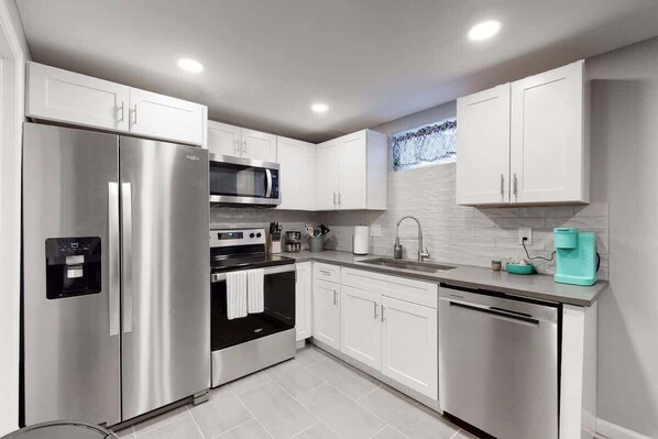Refrigerador, microondas, horno, placa de cocina