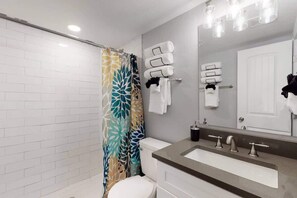 Dusche, umweltfreundliche Kosmetikartikel, Haartrockner, Handtücher