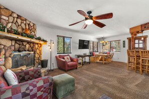 Smart TV, fireplace, DVD player, video library - Eagle Point Estates, 1/4 MILE TO SKI RESORT! Fenced yard and Garage (Big Bear Lake)