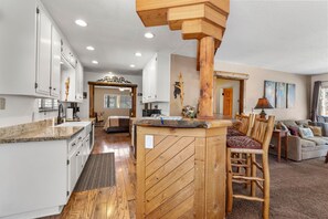 Interior - Eagle Point Estates, 1/4 MILE TO SKI RESORT! Fenced yard and Garage (Big Bear Lake)
