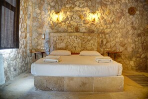 Habitación triple básica, no fumadores, vistas al jardín | Escritorio, espacio para trabajar con un portátil, wifi gratis