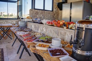 朝食 (ビュッフェ)、毎日提供 (無料)