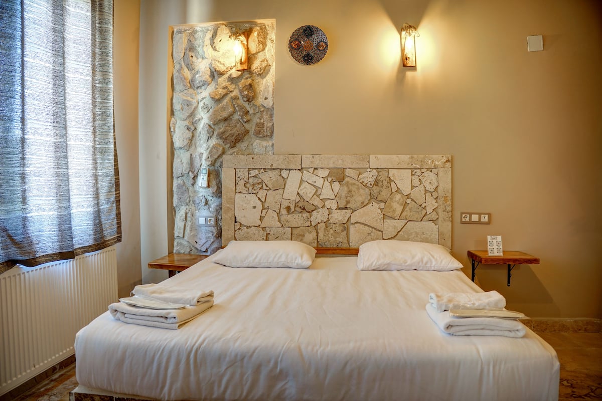 Habitación cuádruple familiar, balcón, vistas a la montaña | Escritorio, espacio para trabajar con un portátil, wifi gratis