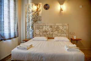 ファミリー 4 人部屋 バルコニー マウンテンビュー | デスク、ノートパソコン用作業スペース、WiFi (無料)、ベッドシーツ