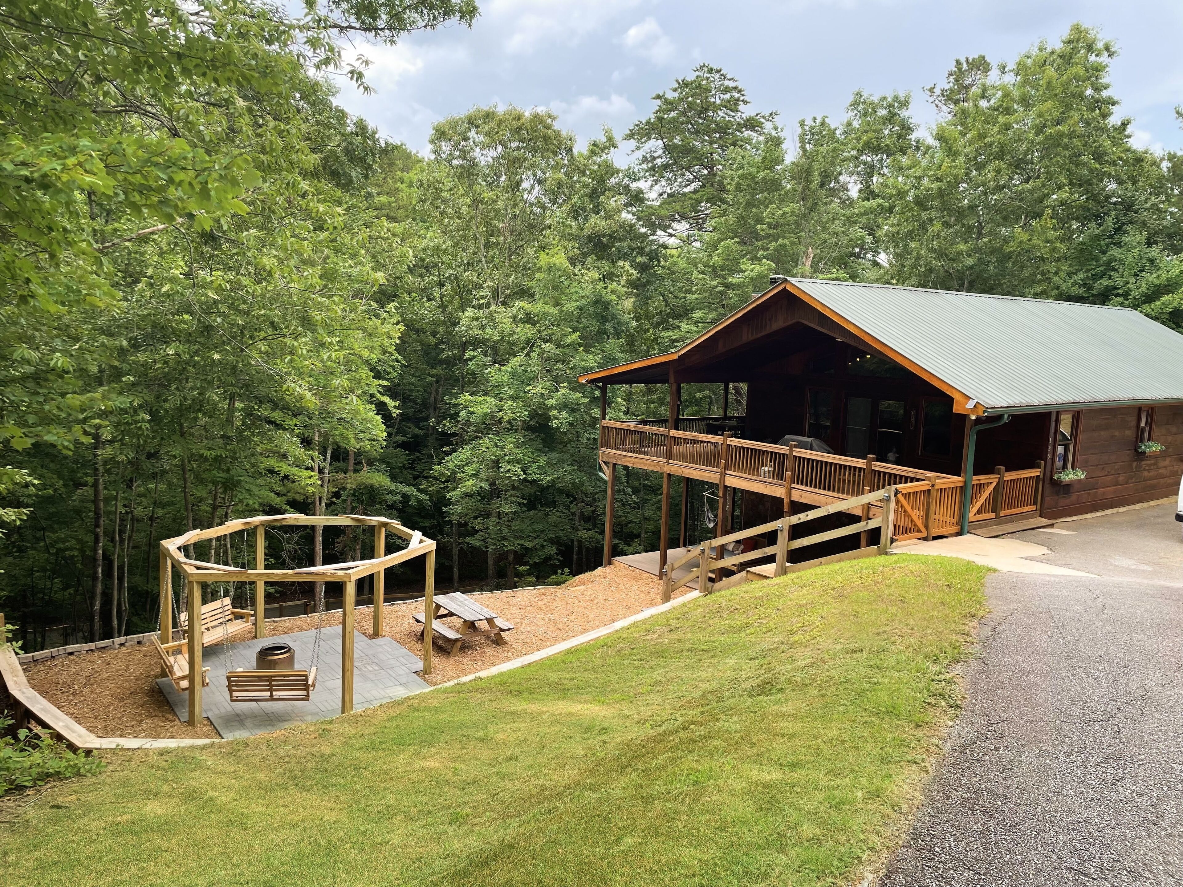 4 BR Cabin 1 MILE from downtown; gameroom& hot tub