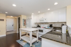 雪櫃、微波爐、焗爐、爐具