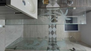 A modern bathroom with a glass shower enclosure, a white sink, and a mirror. - 5 minutos de Girardot,  casa nuenva amoblada con aire acondicionado (Ricaurte)