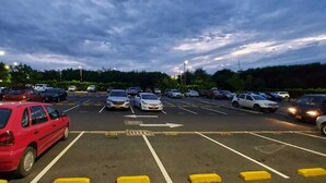 A parking lot with multiple cars and a clear sky. - 5 minutos de Girardot,  casa nuenva amoblada con aire acondicionado (Ricaurte)