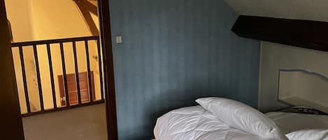 5 habitaciones, tabla de planchar con plancha y wifi gratis