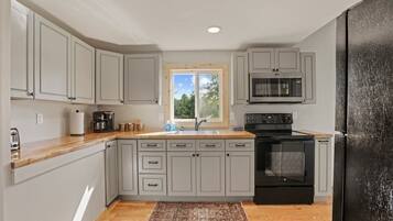 Réfrigérateur, four à micro-ondes, un four, surface de cuisson