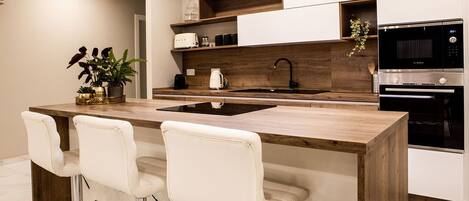 Kühlschrank, Mikrowelle, Ofen, Herdplatte