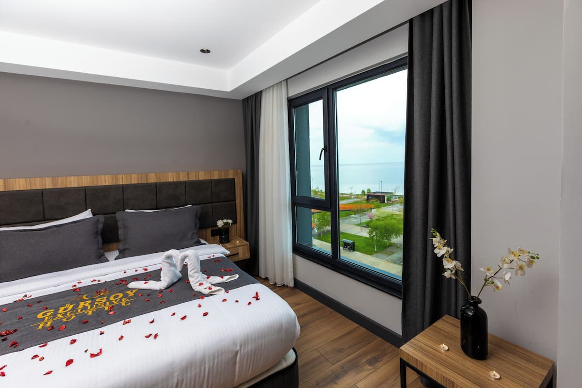 Deluxe Room, Sea View | Minibar, desk, laptop workspace, soundproofing