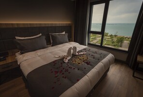 Minibar, escritorio y espacio para trabajar con laptop 