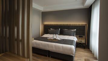 Rom – deluxe, sjøutsikt | Minibar, skrivebord, skrivebord for bærbar PC og lydisolert