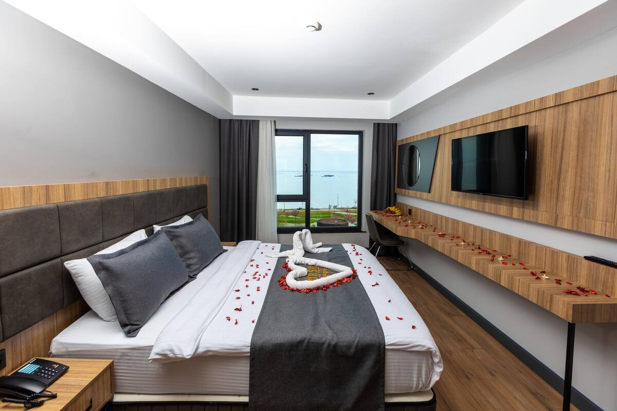 Habitación Deluxe, vista al mar | Minibar, escritorio, espacio para trabajar con laptop y insonorización