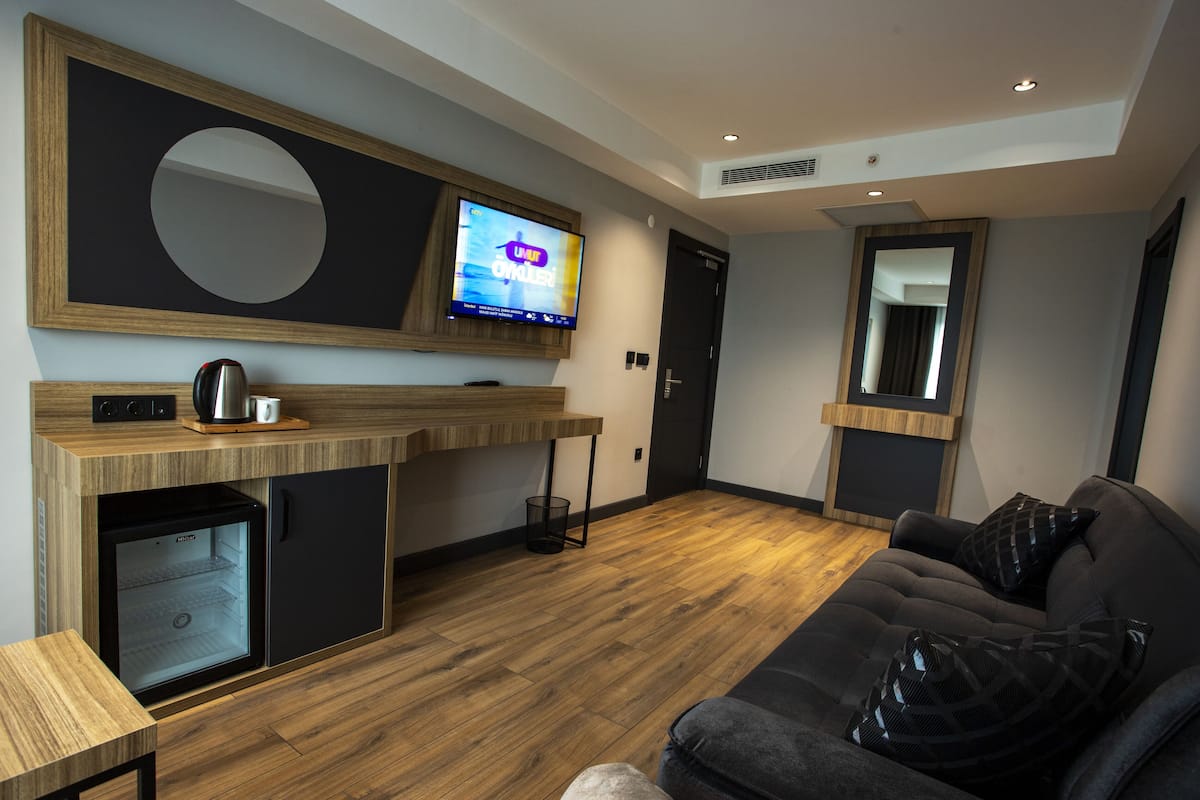 1 habitación, minibar, escritorio y espacio para trabajar con laptop