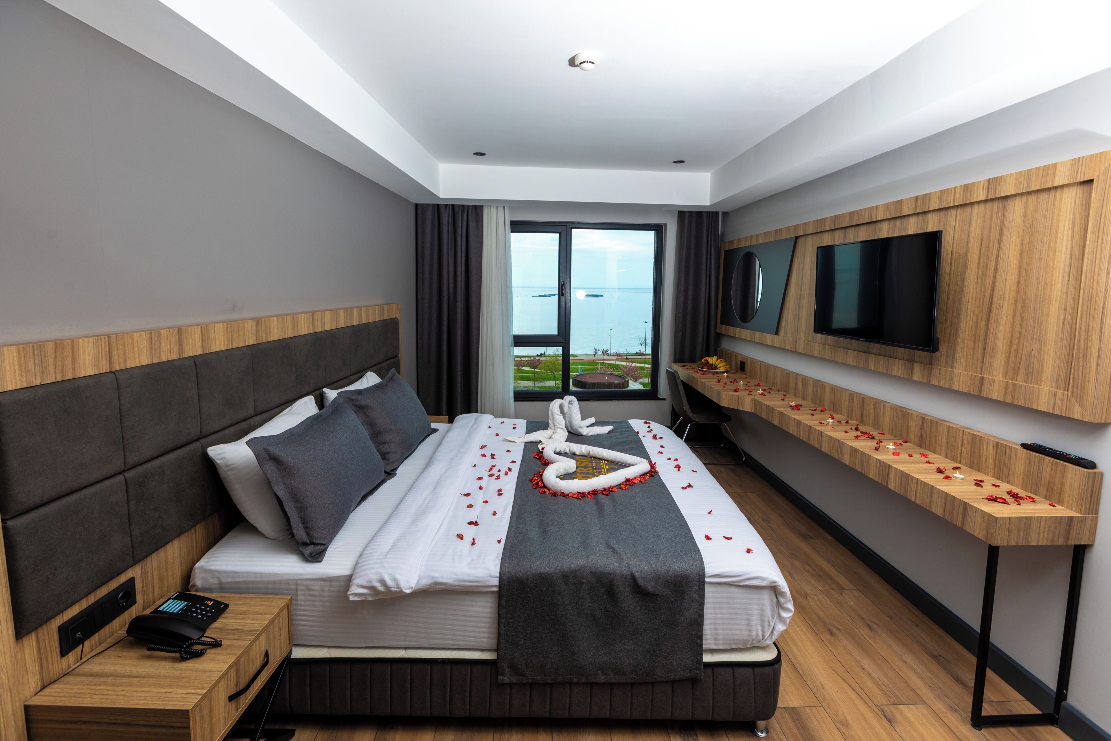 Superior Suite | Minibar, desk, laptop workspace, soundproofing