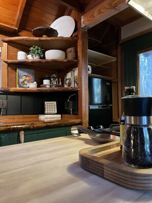 Private kitchen - Charming Cabin Retreat-5 Minutes from Town-Dogs OK! (Idyllwild-Pine Cove)