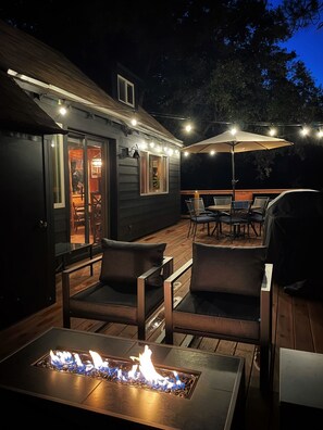 Outdoor dining - Charming Cabin Retreat-5 Minutes from Town-Dogs OK! (Idyllwild-Pine Cove)