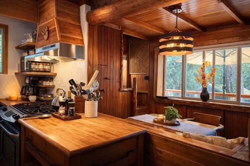 Charming Cabin Retreat-5 Minutes from Town-Dogs OK!