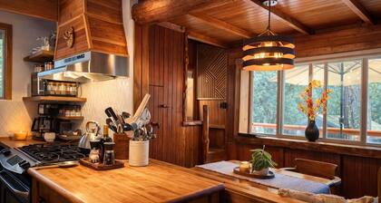 Charming Cabin Retreat-5 Minutes from Town-Dogs OK!