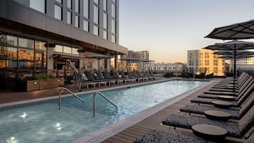 Piscina externa, espreguiçadeiras