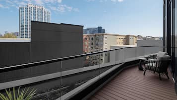 Suíte, 1 cama King e sofá-cama (Mobility, Roll-In Shower) | Vista da sacada