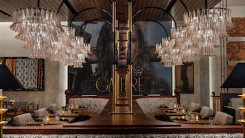 2 restaurants, breakfast, lunch, dinner served; American cuisine