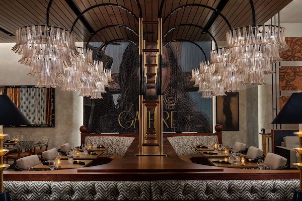 2 restaurants, breakfast, lunch, dinner served; American cuisine