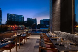 2 restaurants, breakfast, lunch, dinner served; American cuisine  - Hotel Fraye Nashville, Curio Collection By Hilton (Nashville)