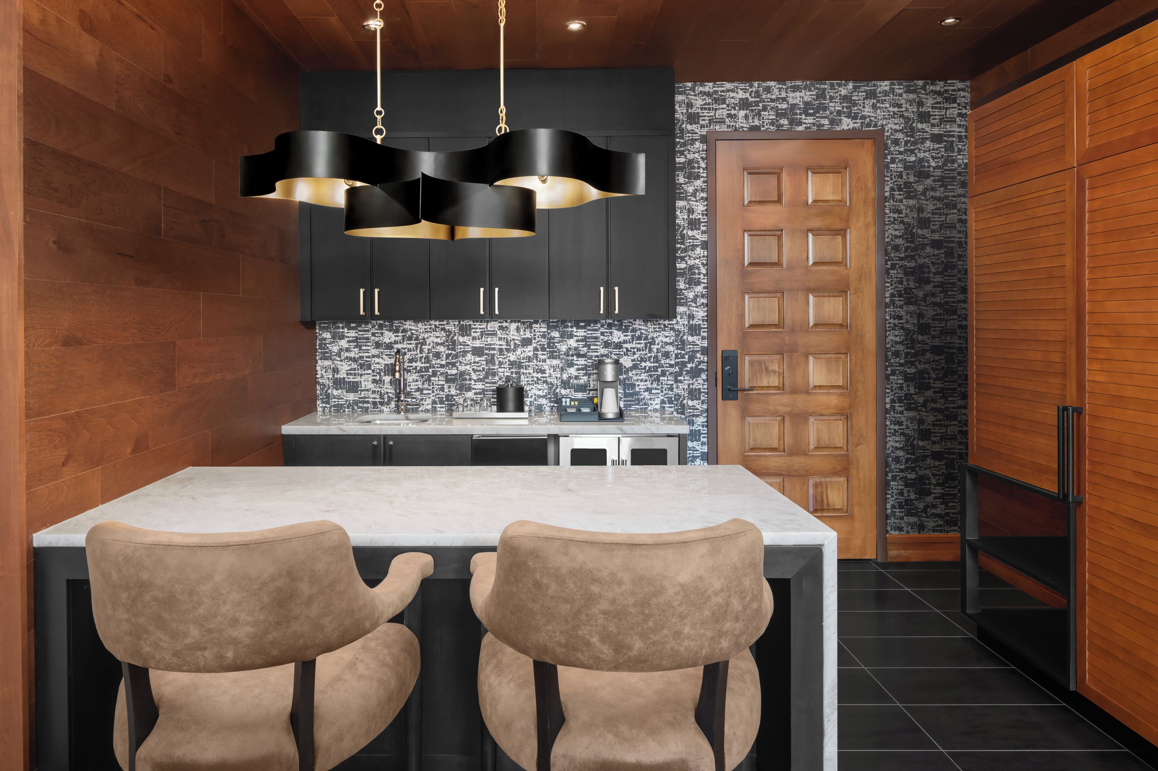 suite, 1 king bed with sofa bed (mobility, roll-in shower) | 1 bedroom, in-room safe, desk, laptop workspace