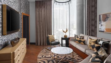 Un salon moderne avec un canapé, une table basse et un téléviseur.