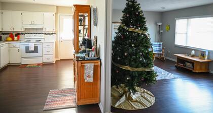 Spacious! King beds! Fenced backyard! Dollywood 25 min. 5 beds 2.5 baths!