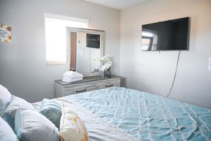 5 makuuhuonetta, työpöytä, silitysrauta/-lauta, vauvan matkasänky