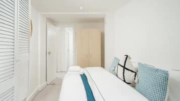 2 bedrooms, desk, iron/ironing board, WiFi