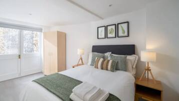 2 bedrooms, desk, iron/ironing board, WiFi