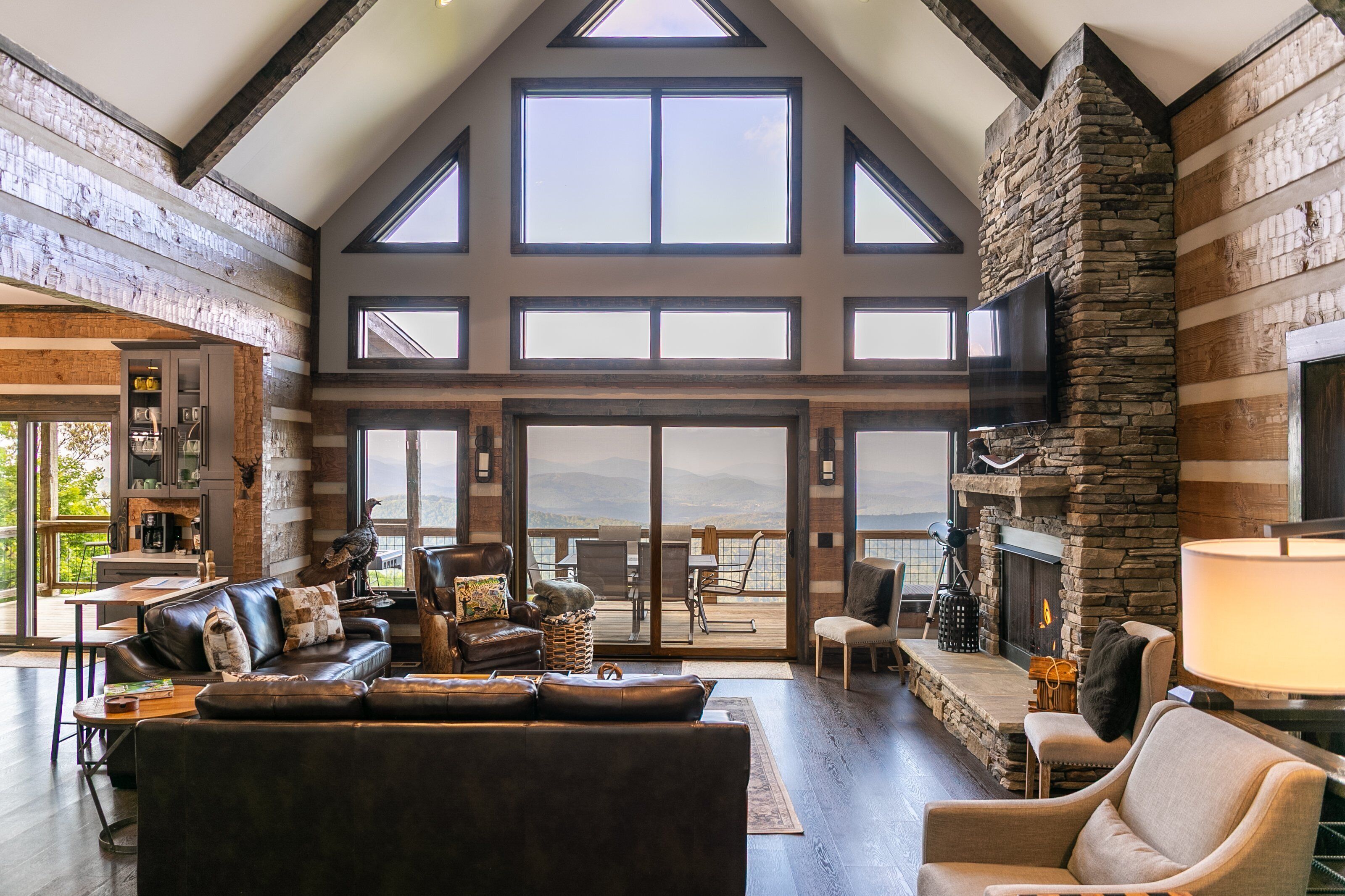 Televisión, chimenea, futbolito y estéreo 