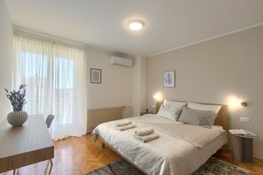 3 bedrooms, in-room safe, desk, iron/ironing board