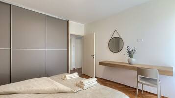 3 bedrooms, in-room safe, desk, iron/ironing board