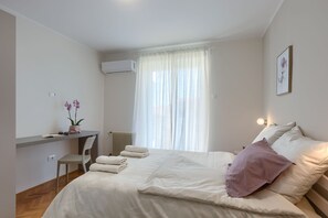 3 室のベッドルーム、セーフティボックス (室内)、デスク、アイロン / アイロン台